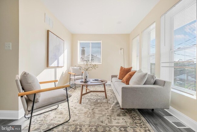 Building Photo - 713 Marcy Ave