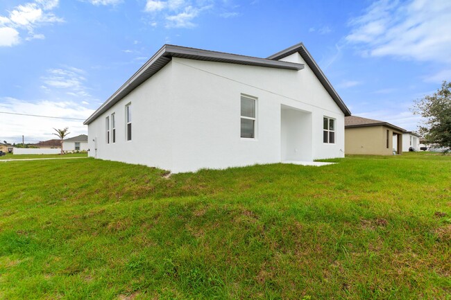 Building Photo - Deposit-Free! Modern, energy efficient hom...