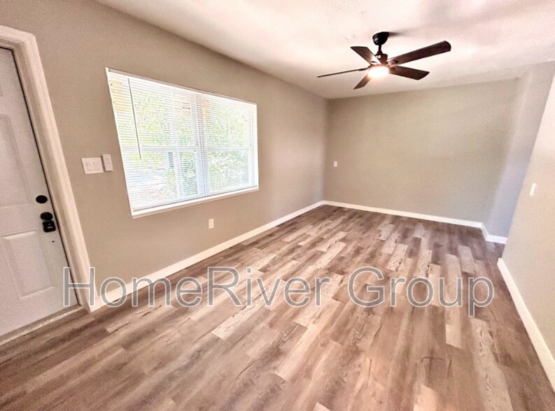 Primary Photo - 351 Ave N NE