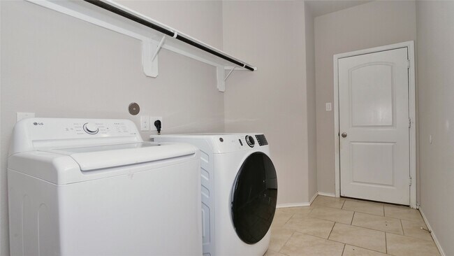 Building Photo - 4427 Aversa Dr