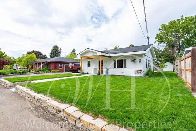 Building Photo - Country Living in Gorgeous 2 Bedroom Home Near Town