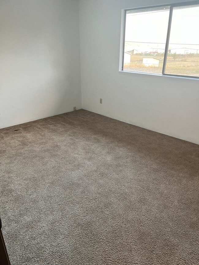 Building Photo - Sutherlin Upstairs 2 bedroom apartment