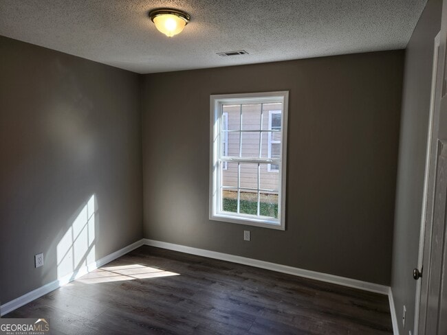 Building Photo - 75 Klassing St SW