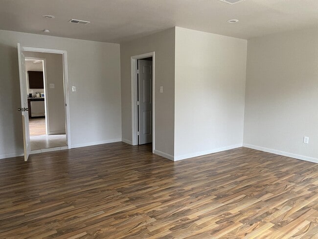Building Photo - 1554 Willowbrook St