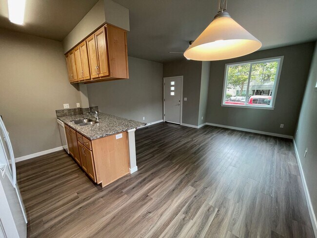 Building Photo - NEW 4 Bedroom / 4.5 Bath Duplex. A/C in every bedroom