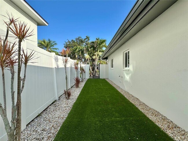 Building Photo - 320 Palm Island NE