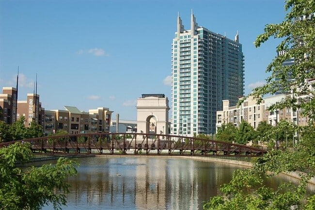 Building Photo - 395 Laurent St NW