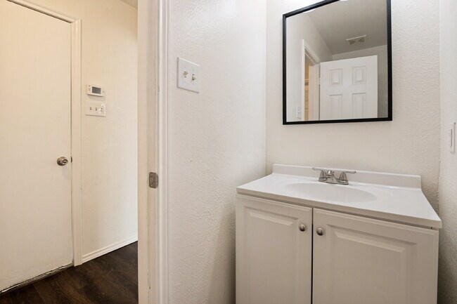 Building Photo - Completely Renovated Home in Arlington!