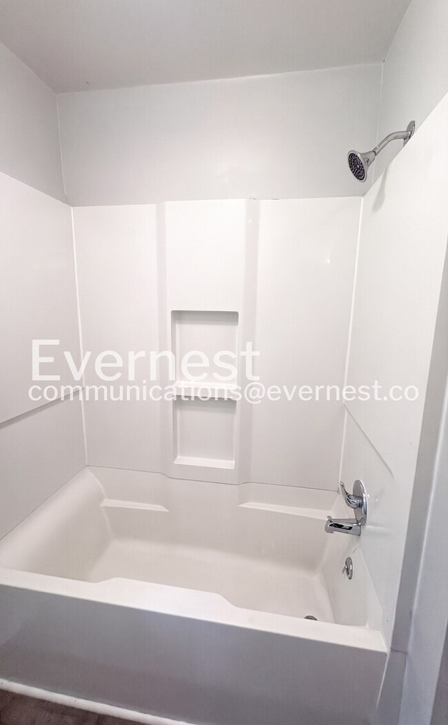 Building Photo - 735 Hillcrest Dr