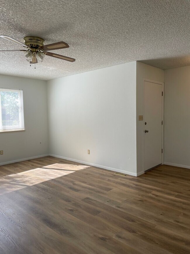 Building Photo - 2143 Ryeland Ln