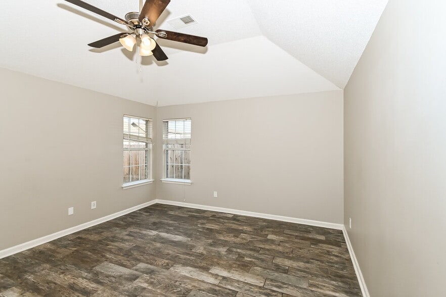 Building Photo - 7850 Fallstone Rd