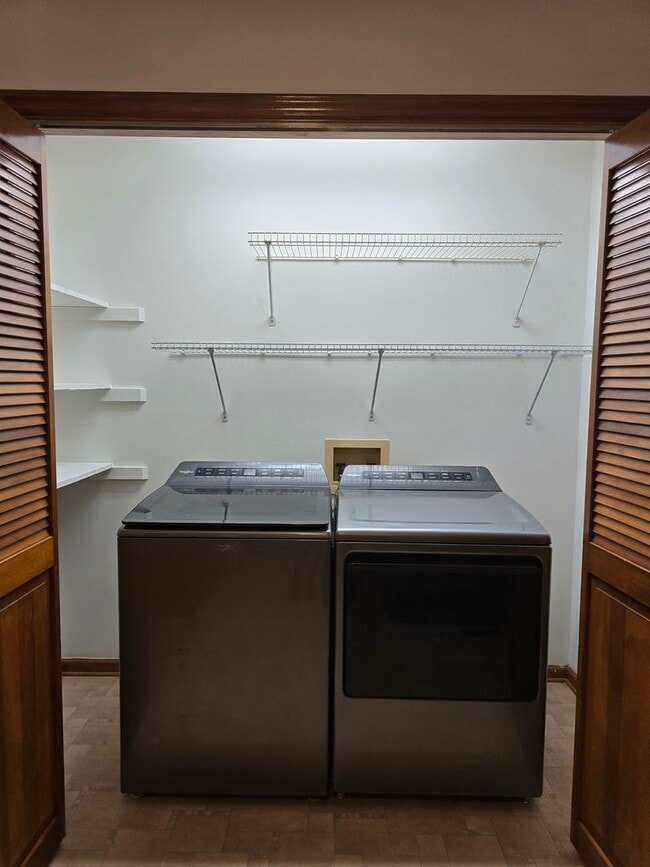 Building Photo - NEW LISTING!!!!!