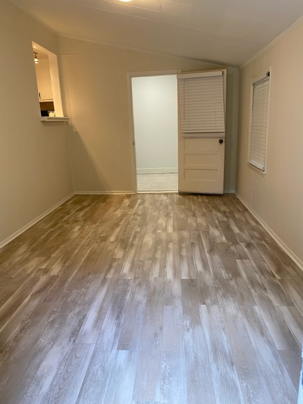 Building Photo - 416 E Rowan St