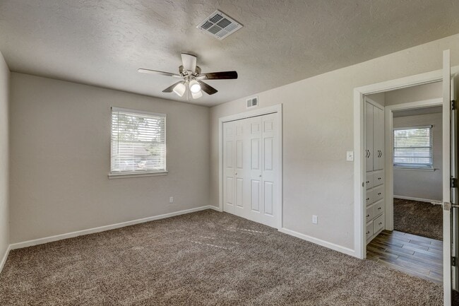 Building Photo - Spacious Elegance: Open Floor Plan, Dual V...