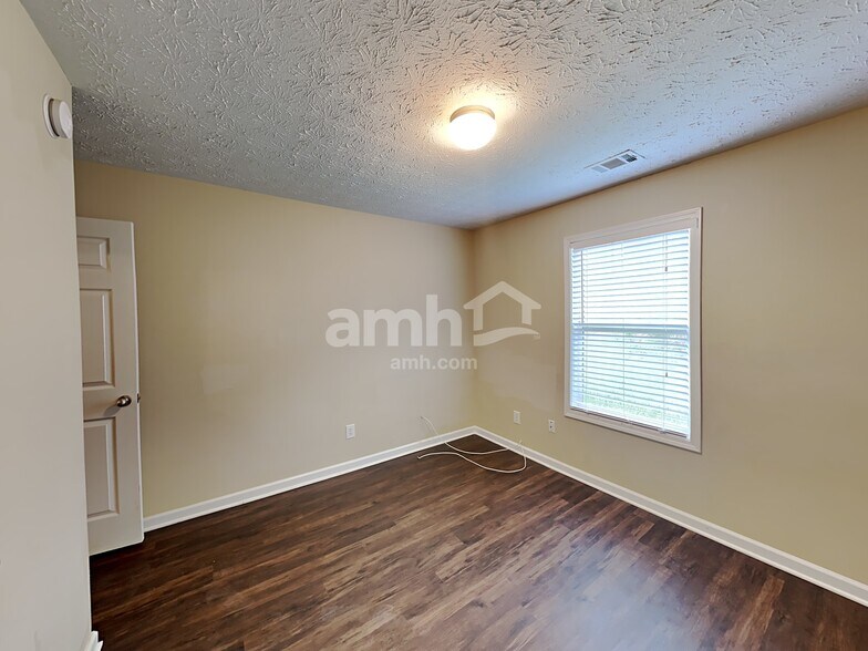 Building Photo - 303 Cole Creek Dr