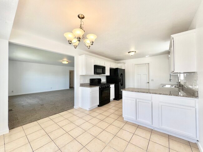 Building Photo - 4316 Sandhill Dr