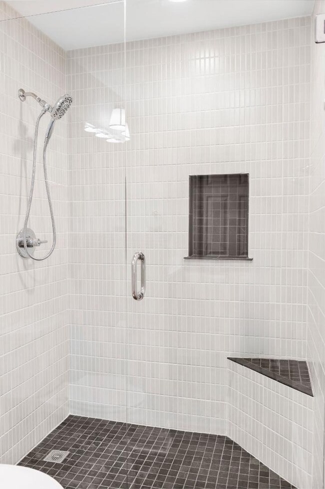 Building Photo - 550 N College St