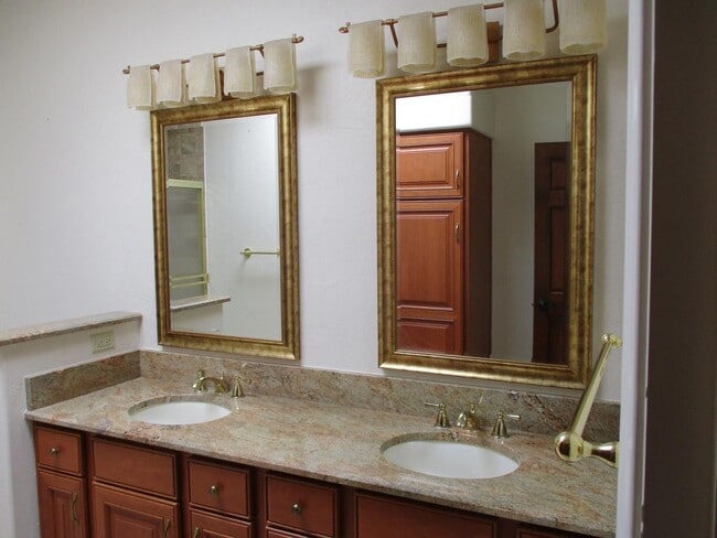 Building Photo - 4 bedroom 2.5 Bath