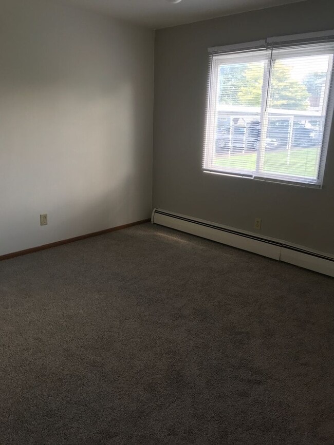 Building Photo - 2 Bedroom Lower with Heat & Water Included in Neenah