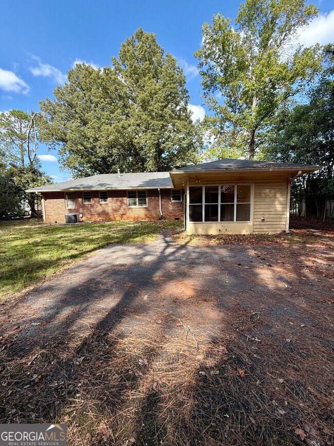 Building Photo - 170 Forest Rd