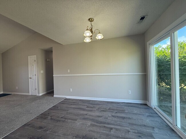 Building Photo - 3 bedroom 2 bath home in Foxtrace subdivision