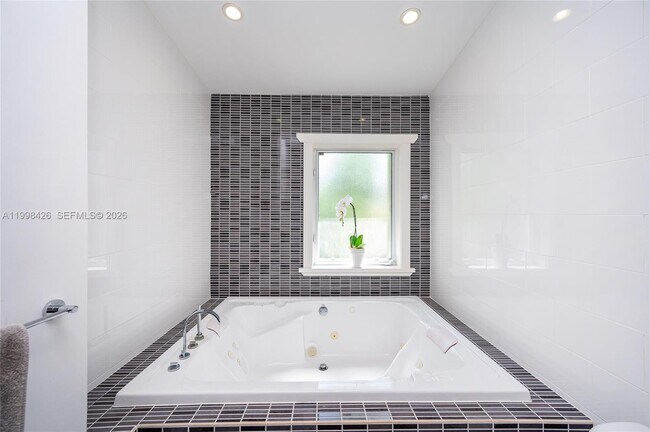 Building Photo - 1003 NE 118th St