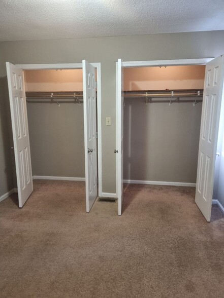 Master bedroom closet - 577 Countrytown Dr