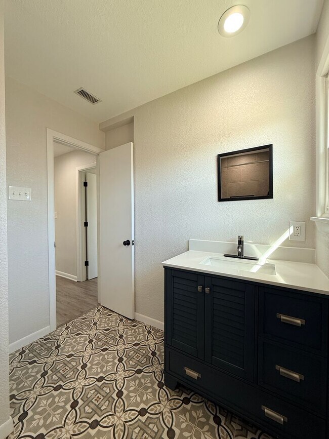 Building Photo - Bright & Clean 3 Bedroom 2 Bath