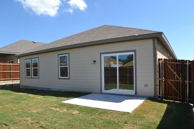 Building Photo - 824 Cedar Elm Dr