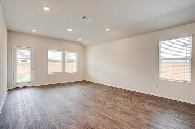 Building Photo - 121 Roanwood Dr