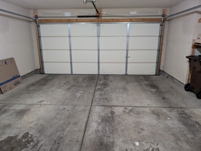 Building Photo - AVAILABLE NOW! Luxurious and Modern 3-4 Be...