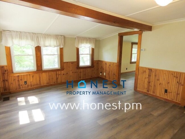 Building Photo - 523 Memorial Dr