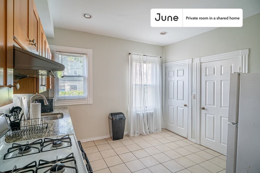Building Photo - Room in Shared 6 bed/2 bath home in Allston