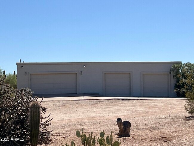 Building Photo - 4847 E Calle de Las Estrellas Rd