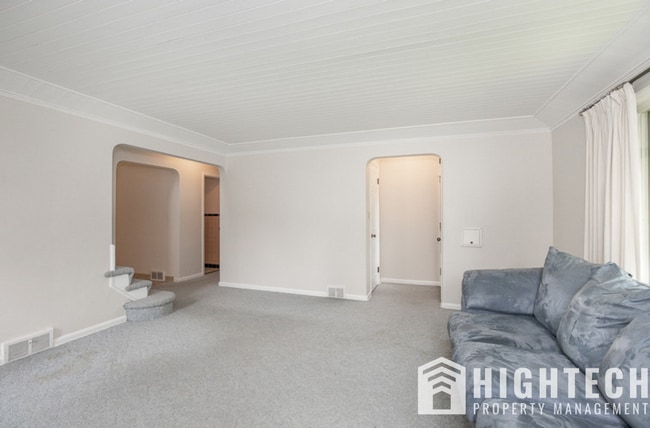 Building Photo - 3 bedroom/1 bath! PARMA!!
