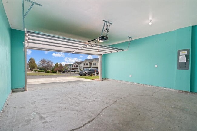 Building Photo - 1407 Red Hill Dr