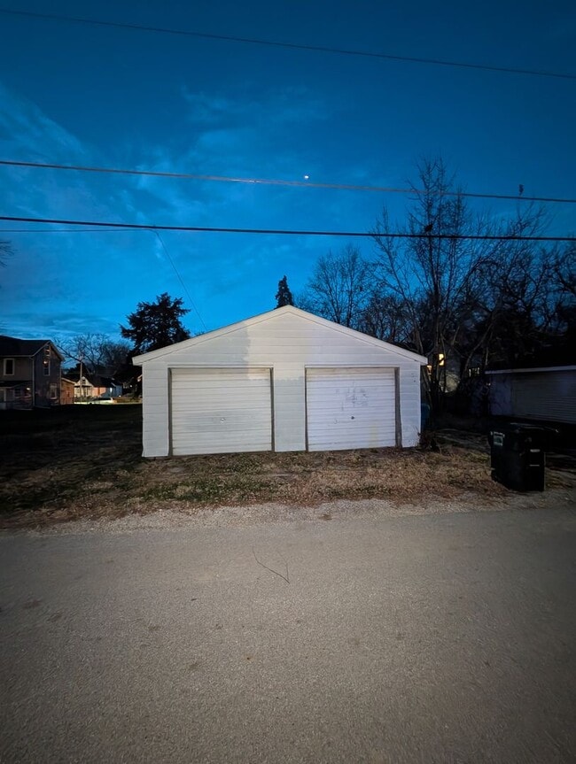 Building Photo - Charming 3 Bedroom Home with Screened Porch and 2 Car Garage