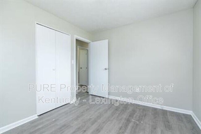 Building Photo - 633 Carver Rd