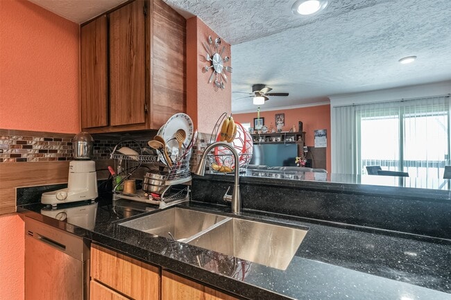 Building Photo - 3919 Fairmont Pkwy