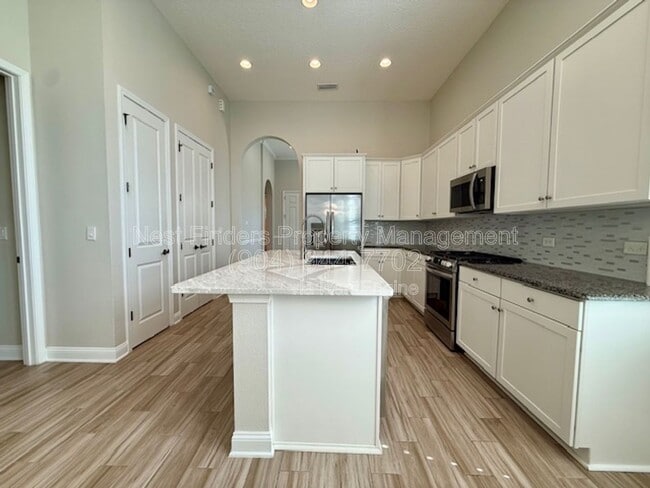 Building Photo - 628 Town Plaza Ave