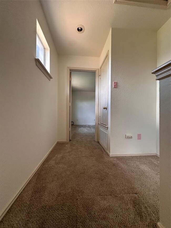 Building Photo - 508 Crater Lake Dr