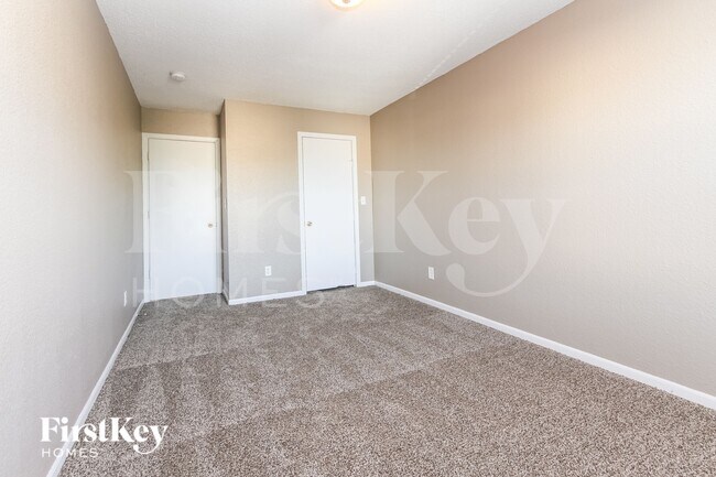 Building Photo - 1820 Long Lake Dr