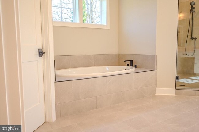 Building Photo - 2424 Carey Ln