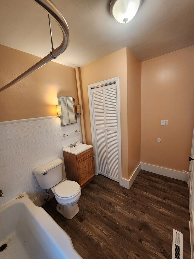 Building Photo - 612 S 8th St