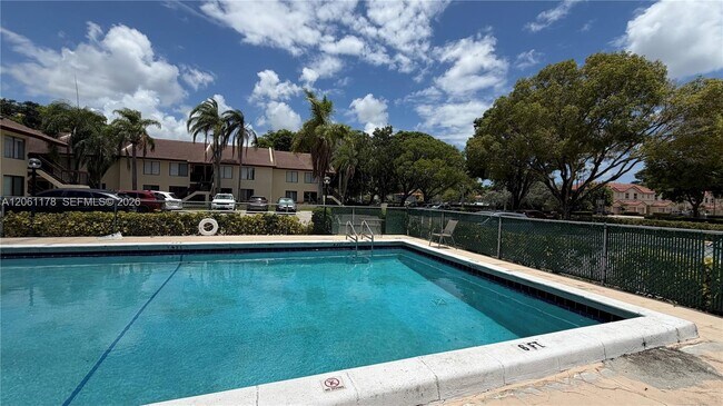 Building Photo - 2550 Riverside Dr