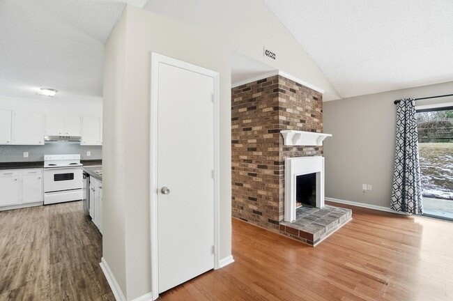 Building Photo - 3 Bedroom Ranch with a 2 Car Garage!