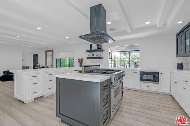 Building Photo - 2121 El Roble Ln