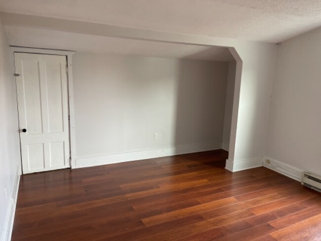 Building Photo - Newly Renovated East Rock Penthouse 2BR wi...