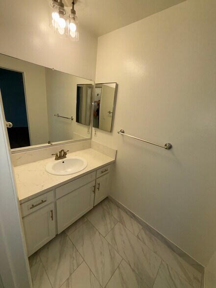 MASTER BATH - 1845 Corinth Ave