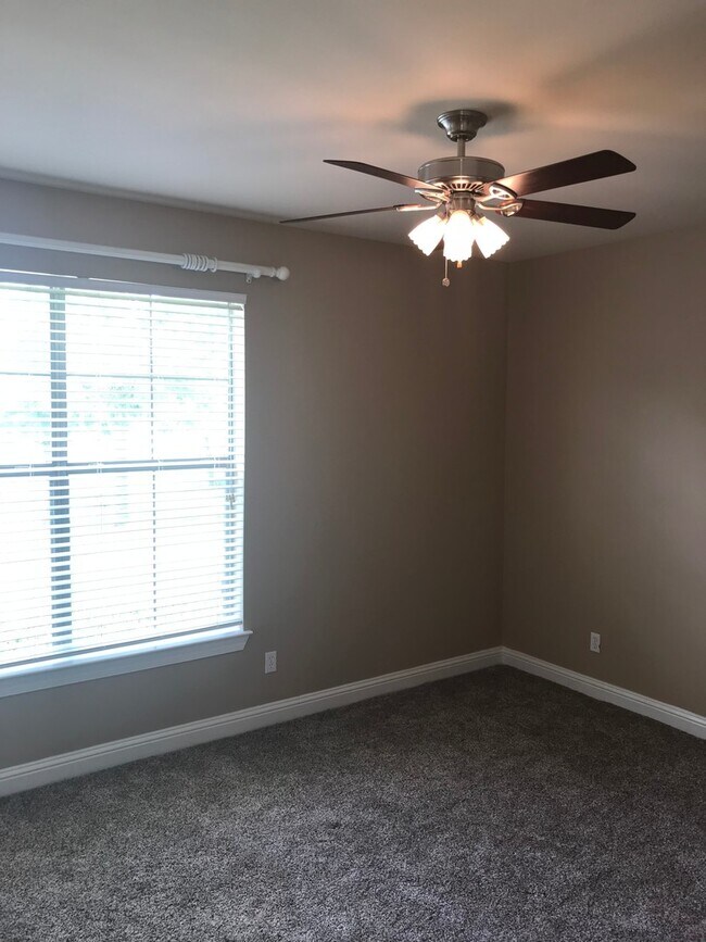 Building Photo - Summer Breeze